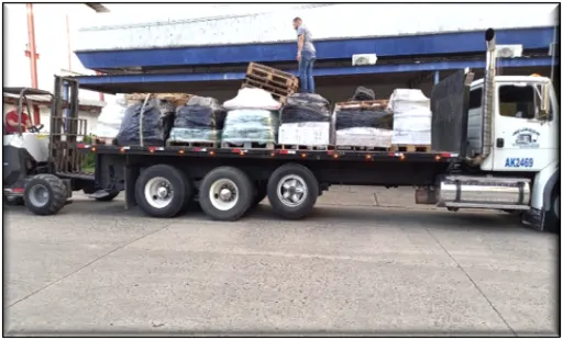 Camión cargado con materiales de construcción listo para su despacho